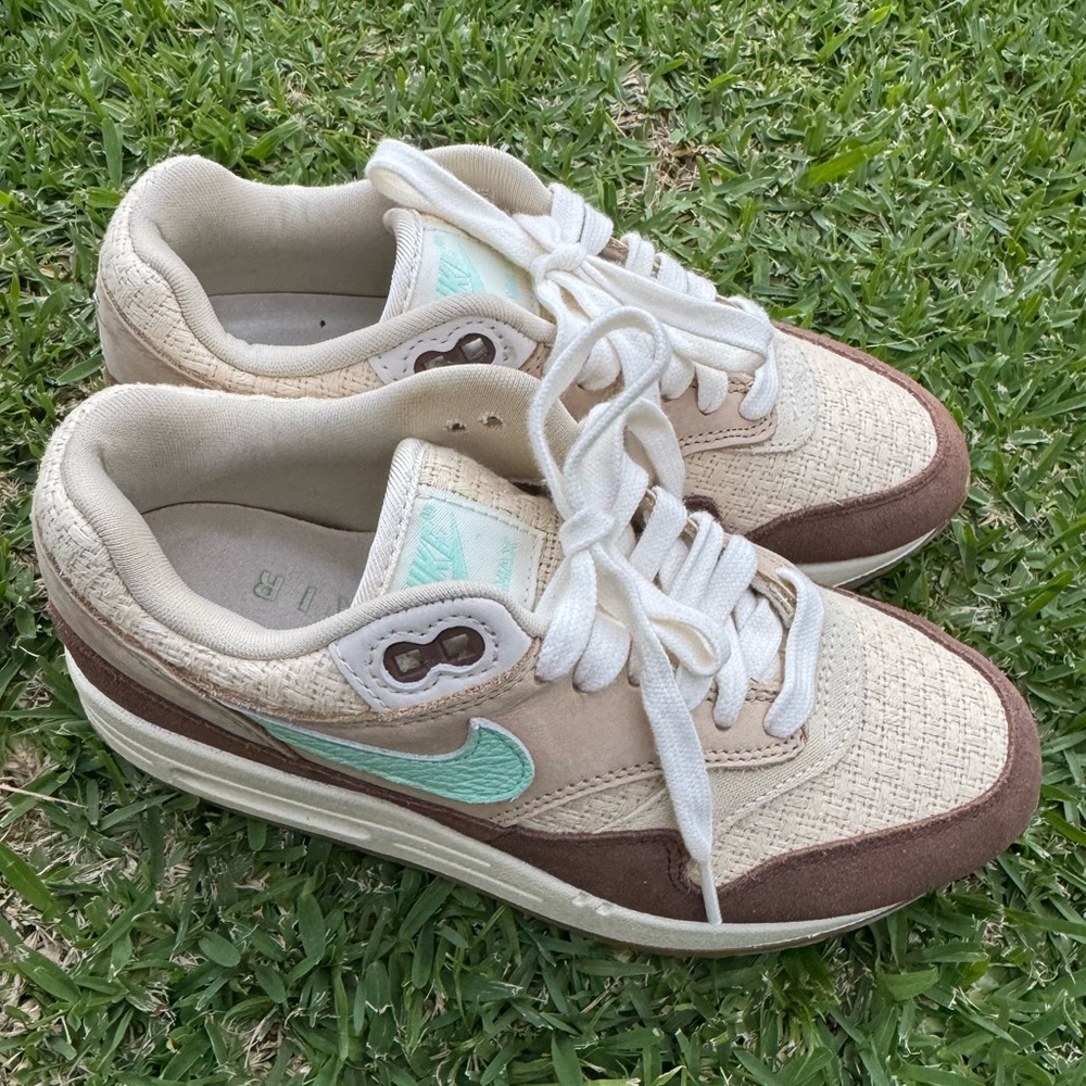 Nike Women's Beige and Brown Sneakers